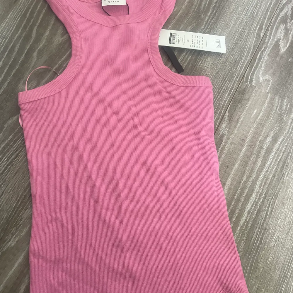 Ett så fint linne i rosa som är helt perfekt till sommaren. Den är så lätt i stayla. Den är också helt ny då prislappen är kvar köpt för 149kr men kommer börja med 80kr och sen får man buda uppåt . Toppar.