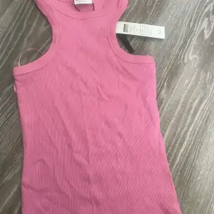Ett så fint linne i rosa som är helt perfekt till sommaren. Den är så lätt i stayla. Den är också helt ny då prislappen är kvar köpt för 149kr men kommer börja med 80kr och sen får man buda uppåt 