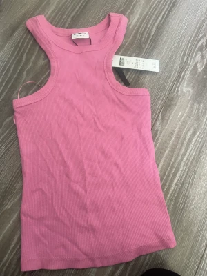 Rosa linne  - Ett så fint linne i rosa som är helt perfekt till sommaren. Den är så lätt i stayla. Den är också helt ny då prislappen är kvar köpt för 149kr men kommer börja med 80kr och sen får man buda uppåt 