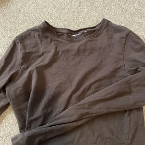 Cropped tröja  - Croppad tröja brun storlek S  Köpt på Zalando-weekday  Pris 50kr plus köparen står för frakten  Skriv för fler bilder eller diskussion av pris osv💞