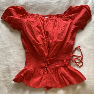 Röd somrig topp  - Röd amisu topp i storlek M. Använd, fint skick. 