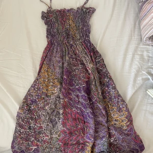 Mönstrad klänning - Säljer den här mönstrade klänningen med stretchigt tyg vid bysten. Passar xxs-s. Frakt: kommer snart