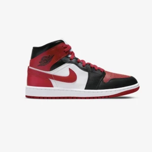 Air Jordan 1 Mid strl 40,5 - Säljer mina Air Jordan 1 Mid i strl 40,5 då de inte kommer till användning. De är nästan nyskick, endast använda 1-2 ggr och med creaseskydd i så inga ränder.   Kan mötas Stockholm/Uppsala eller frakta! Se min bio 🫶🏼