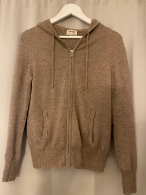 Soft Goat - Soft goat kofta i beige, lite nopprig som det blir efter ett tag. Storlek M men passar mindre och större. Använd fåtal gånger. Köpare står för frakt. 