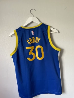 Steph Curry Kid - Fet Steph Curry linne i storlek L kid, funkar som S vuxen