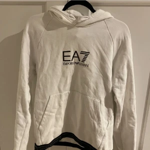 Emporio Armani - Säljer min fina vita Armani tröja, som ej kommer till användning längre pga att den är för liten, den är riktigt fin och har inga defekter.