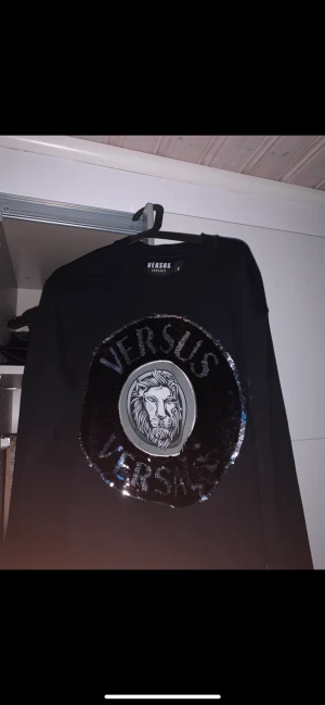Versace tröja - Säljer nu min versace versus tröja som är i mycket bra skick, unik tröja och köptes för några år sedan, har knappt används och bara legat i garderoben, tröjan är Äkta såklart Nypris 3500 mitt pris 2000 Kontakta för mer frågor!