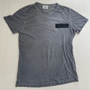 Dondup t-shirt - Dondup t-shirt i fint skick! Bara använd ett fåtal gånger. Skriv om du har frågor eller funderingar.