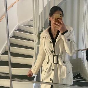 Kappa - Säljer min jättefina Zara kappa då den inte kommer till användning. Har endast använt den en gång och är därav i nyskick! Färgen är creamvit🤍 Dm för mer info och för att diskutera priset!