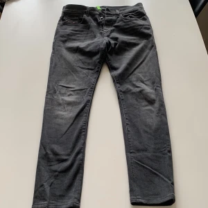 Svarta Diesel jeans  - Svarta Diesel jeans av modell D-Viker, Straight i mycket bra skick. Storlek W31 L34 dock uppsydda till 32-33. Passar utmärkt till en person på mellan 165-175cm.