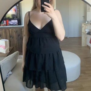 Volang klänning  - Volangklänning med v-ringning 