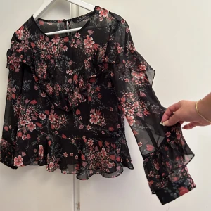 Blommig Blus från Zara - Så fin blommig blus från Zara, som är lite genomskinlig i färgen❣️ väldigt bra skick, å pris kan självklart diskuteras❤️