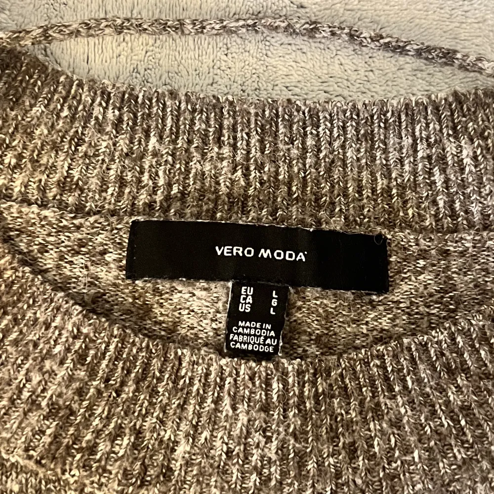 Säljer min superfina stickade tröja från Vero Moda i storlek L😍. Stickat.