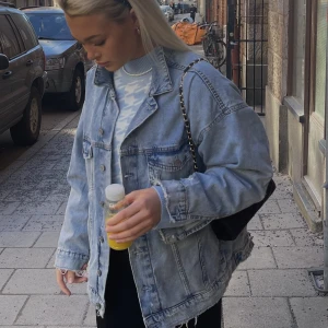 Jeansjacka  - Klassisk oversized jeansjacka från h&m. Dm för fler bilder. 