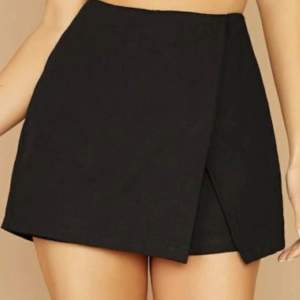En fin enkel shorts kjol  I bra skick 🖤
