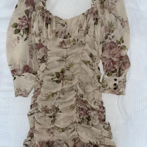 Blommig mini klänning - Miniklänning från zara. Sitter supersnyggt på! Köpte för 399kr. Budet börjar på 150kr