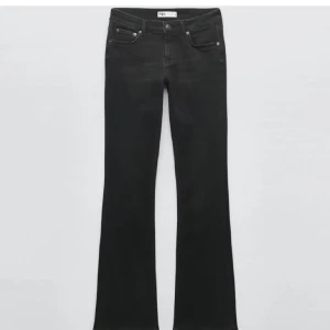 Low waist bootcut - säljer dessa jeans ifrån Zara då dom är lite för korta på mig, därav använda ca 5 gånger, Är 171cm, pris går att diskuteras🥰