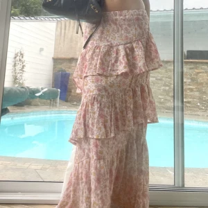 Långkjol - Finaste långkjolen! Använd endast 2-3 gånger så i Superskick. Jag är 172cm lång. Super super super fin😍😍😍🫶🏽🫶🏽🫶🏽