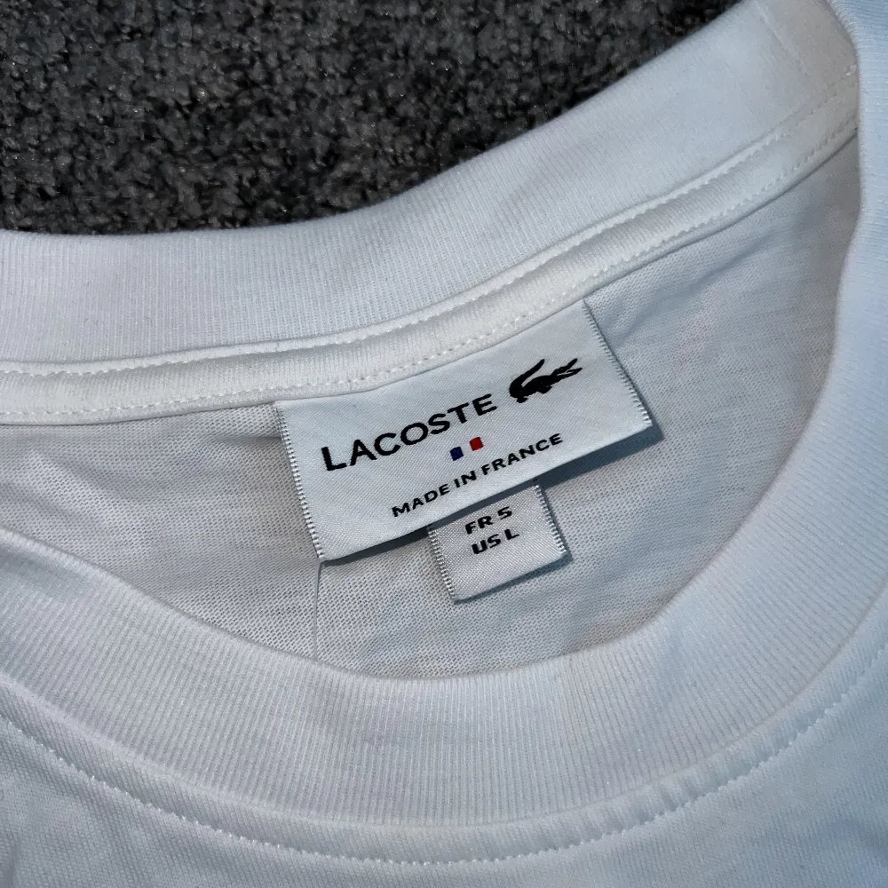 Lacoste t shirt, size L, but works as M too. Never worn, with tag. T-shirts.