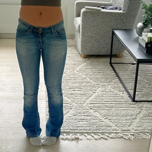 Lågmidjade jeans - As snygga lågmidjade jeans! Pris kan diskuteras, passar mig som är 36 men skulle även säga att det passar en person med 34