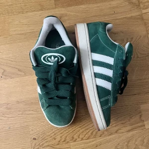 Adidas Campus 00 - Jag säljer dessa Adidas campus 00 eftersom att dom är för små för min lilla syster, dom är använda ett par gånger, de inga större defekter utom smuts som går att tvätta bort Ny pris för dessa är runt 2000, pris går att diskuteras 