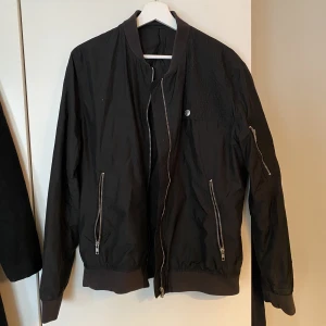 Tiger of Sweden - Tiger of Sweden jacka, storlek L, ganska små i storlekarna så passar även M. Nypris 7500kr, den har blivit solblekt på nacken och puffarna, annars gott skick.