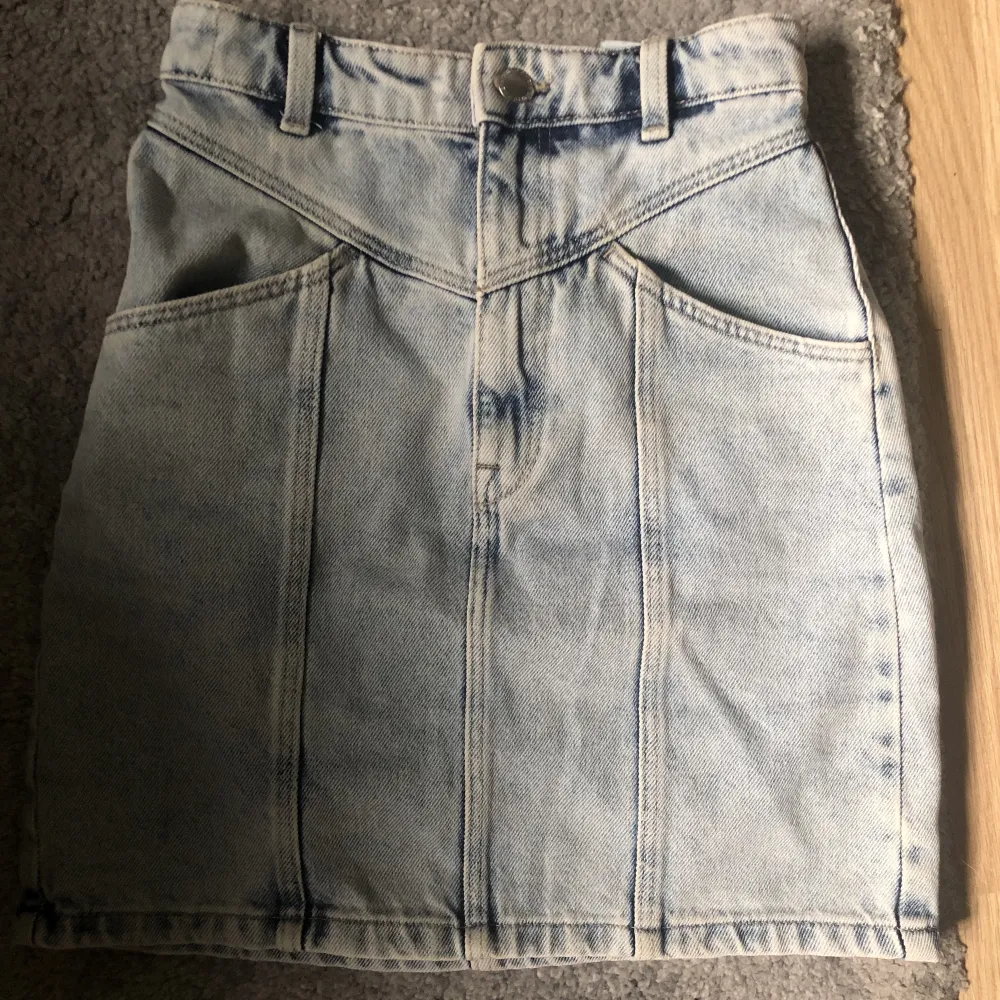 Säljer en jeans kjol som är i nytt skick!💗Den är i storlek 32 och är från H&M Divided.. Kjolar.
