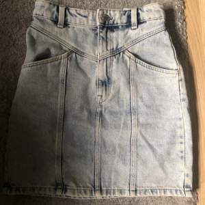 Säljer en jeans kjol som är i nytt skick!💗Den är i storlek 32 och är från H&M Divided.