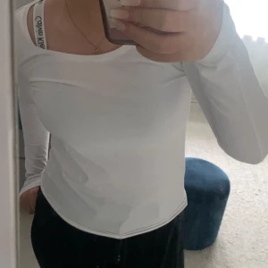 Vit långärmad tröja  - Vit långärmad tröja med u-ringning, väldigt skönt material men lite genomskinlig i ryggen. Använt fåtal gånger, storlek S. Ordinarie pris 100:- säljer den för 40:- plus frakt