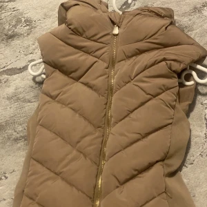 Zara väst - Säljer denna jätte fina  oanvända västen har inte använt den alls, den har bara legat i garderoben (passade inte riktigt på mig)  ❤️den är jätte skön(bra skick), varm och tål regn❤️Den gör kroppen se kurvig ut  som man ser på bilden skulle rkm jeans på❤️