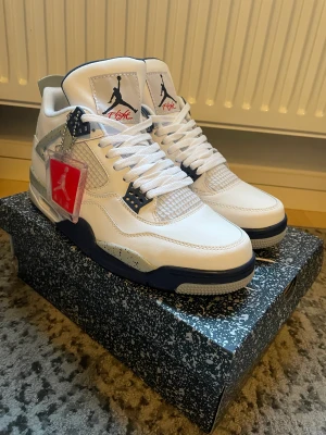 Jordan 4 midnight navy  - Säljer ett par Jordan 4 midnight navy. Skriv Pm för fler frågor