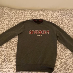 Givenchy Paris tröja  - Den är i jätte bra skick 