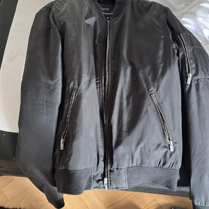 8 - Vårjacka knappt använd 