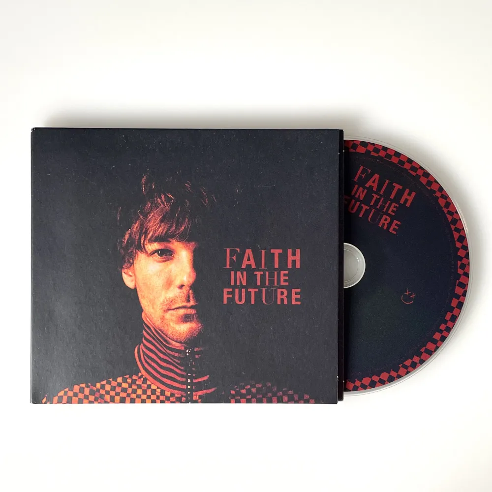 Tryck på köp nu!! Louis Tomlinson Faith In The Future CD. Köpt från Bengans, nypris 179kr. Skivan är spelad fåtal gånger och är i nyskick.   Säljer då jag har flera stycken. . Övrigt.