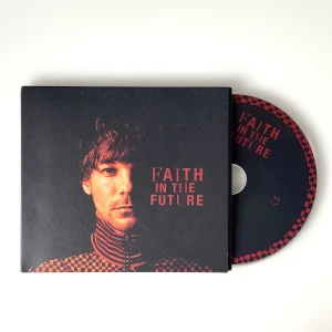 Louis Tomlinson - Faith In The Future CD - Tryck på köp nu!! Louis Tomlinson Faith In The Future CD. Köpt från Bengans, nypris 179kr. Skivan är spelad fåtal gånger och är i nyskick.   Säljer då jag har flera stycken. 