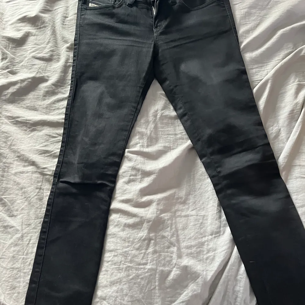 Svarta diesel jeans för små för mig. Jeans & Byxor.