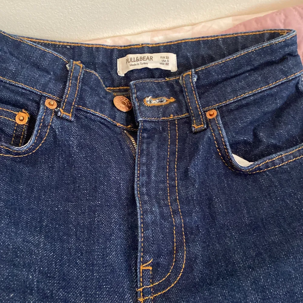 Mörka jeans, i gott skick. Perfekta till hösten, och sen sommaren. Kostar 150 kr+ frakt kan diskuteras . Jeans & Byxor.
