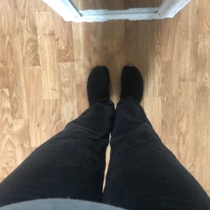 Jeans - Skitsnygga jeans från bershka, säljer då de är för korta💕 De är använda men inte trasiga eller i dåligt skick. Midwaist.