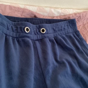 Marinblå velour byxor - Marin blå velourbyxor. I väldigt gott skick. Kostar 150 kr+ frakt kan diskuteras.
