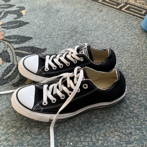 Converse all star low top stl 40 - Svarta låga converse all star i nyskick, storlek 40  *Håller på att flytta så köp gärna så snart som möjligt*