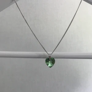 Litet grönt hjärta, halsbands hänge - Litet ljusgrönt hjärta, halsbandshänge. Ungefär 1,5 cm i bredd. Nytt och oanvänt.  Köpare står för frakt. Kontakta innan köp💍🌺☺️🪷😁