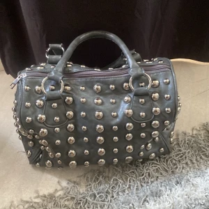 Populär väska - En super snygg väska jag inte använt så mycket, grå med silverloppet på, sjukt snygg!!😍🥰