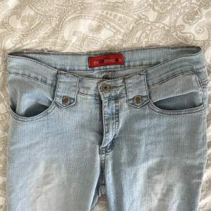 så snygga bootcut lågmidjade jeans med söta bakfickor! 🤗är 160 cm lång! Midjemått : 67-70 cm