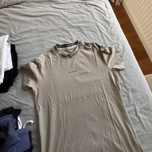 calvin klein t-shirt - Stl M, andvänd nån gång, den är som ny!
