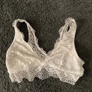 Vit spetsbralette - Superbekväm och söt spetsbralette från Gina