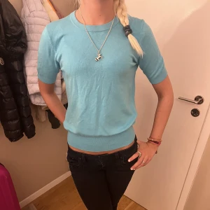 Stickad t-shirt - En jätte fin stickad t-shirt i strl s