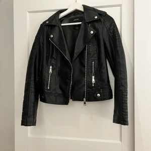 Skinnjacka  - Skinnjacka i jätte fint skick från Vero Moda, strl S 🩷