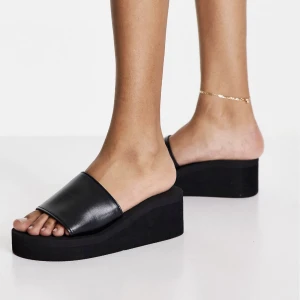 Vardagliga klackskor/tofflor  - Vardagliga klackskor / tofflor med öppen häl och platå. Så skön känns som att gå på moln. Använd skick. St. 38.  Sökord: klackskor, klackar, platta klackar, Heels, tofflor, sandaler, sandals, shoes, skor, womens plattform platform 