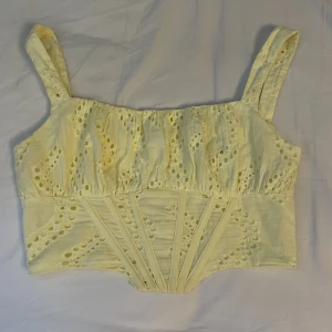 Gul korsett - Gul korsett i storlek S, knappt använd!