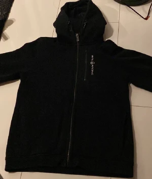 Sail racing  - Sail racing zip up i mörk blå som passar perfekt året om. Den är i storlek 170. Skick 9/10
